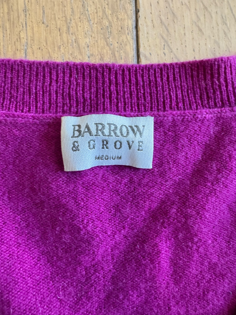 Barrow & Grove Cashmere Solid V-neck Sweater in Magenta Women’s medium - Picture 2 of 3